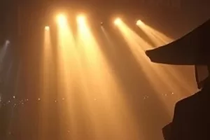 《午夜电车》末班车厢窗外的城市夜景